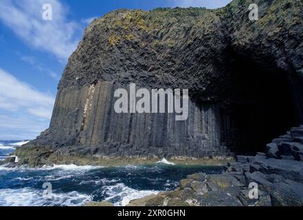 Fingals Cave mit Basaltsäulen, Treshnish Isles vor der Isle of Mull, Argyll, Schottland, Juli 1999 Stockfoto