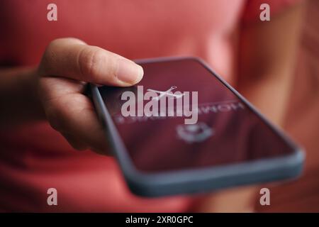 Das Smartphone Wird Gehalten Und Zeigt Die Anwendung „Home Services“ An Stockfoto