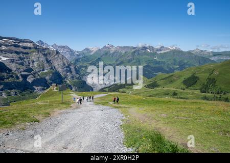 Grindelwald, Schweiz - 25. Juli 2024: Wanderer auf der Kleinen Scheidegg zum Eigergletscher in der Schweiz Stockfoto