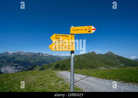 Wegweiser in der Nähe kleiner Scheidegg und Eigergletscher in der Schweiz Stockfoto