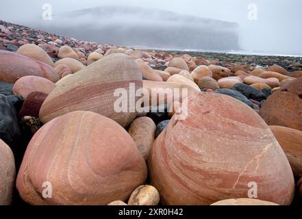 Old Red Devon Sandstone Klippen und Felsbrocken in Rackwick Bay, Hoy, Orkney, Schottland, Juli 2003 Stockfoto