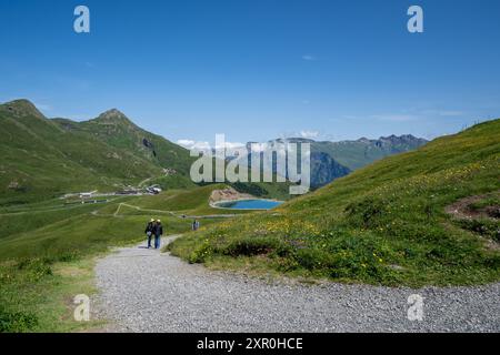 Grindelwald, Schweiz - 25. Juli 2024: Wanderer auf der Kleinen Scheidegg zum Eigergletscher in der Schweiz Stockfoto