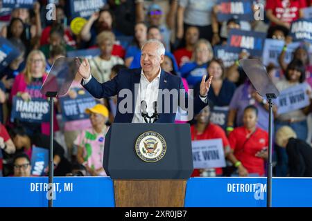 Detroit, USA. August 2024. Tim Walz, der Mitstreiter des US-Vizepräsidenten Kamala Harris, spricht während einer Wahlkampfveranstaltung in einem Flughafenhangar außerhalb von Detroit, Michigan, USA, am 7. August 2024. Die US-Vizepräsidentin Kamala Harris, die Kandidatin für den demokratischen Präsidenten, und ihr Kandidat Tim Walz am Mittwoch hielten Kundgebungen in Wisconsin und Michigan ab -- die Kampagne des Republikaners Donald Trump hat sich dieses Jahr zum Ziel gesetzt. Quelle: Hu Yousong/Xinhua/Alamy Live News Stockfoto