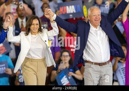 Detroit, USA. August 2024. Die US-Vizepräsidentin Kamala Harris, die Kandidatin des demokratischen Präsidentschaftskandidaten, und ihr Laufkollege Tim Walz nehmen am 7. August 2024 an einer Wahlkampfveranstaltung in einem Flughafenhangar vor Detroit, Michigan, Teil. US-Vizepräsidentin Kamala Harris und ihr Laufkollege Tim Walz haben am Mittwoch Kundgebungen in Wisconsin und Michigan abgehalten -- die Kampagne des Republikaners Donald Trump hat sich dieses Jahr zum Ziel gesetzt. Quelle: Hu Yousong/Xinhua/Alamy Live News Stockfoto