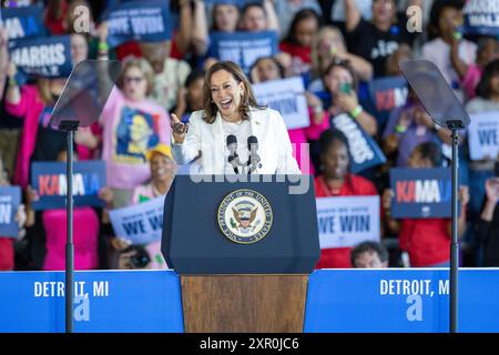 Detroit, USA. August 2024. US-Vizepräsidentin Kamala Harris, Nominierte für die demokratische Präsidentschaftskandidatin, spricht während einer Wahlkampfkundgebung in einem Flughafenhangar außerhalb von Detroit, Michigan, USA, am 7. August 2024. Die US-Vizepräsidentin Kamala Harris, die Kandidatin für den demokratischen Präsidenten, und ihr Kandidat Tim Walz am Mittwoch hielten Kundgebungen in Wisconsin und Michigan ab -- die Kampagne des Republikaners Donald Trump hat sich dieses Jahr zum Ziel gesetzt. Quelle: Hu Yousong/Xinhua/Alamy Live News Stockfoto