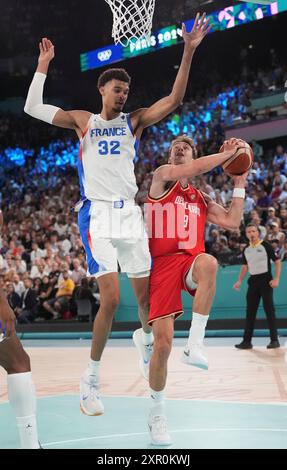 Paris, Frankreich. August 2024. Der deutsche Garde Franz Wagner (9) erschießt am Donnerstag, den 8. August 2024, im Basketball-Halbfinale der Männer bei den Olympischen Spielen in Paris 2024 in der Bercy Arena in Paris, Frankreich, gegen den französischen Stürmer Victor Wembanyama (32). Foto: Richard Ellis/UPI Credit: UPI/Alamy Live News Stockfoto