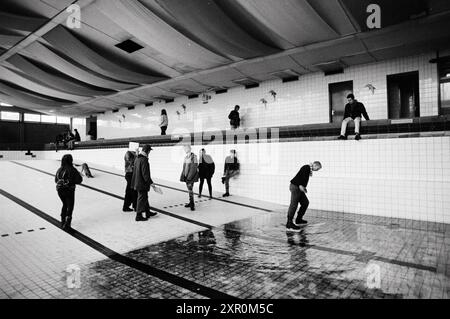 Squatters in Schalkwijk Swimmingpool, Haarlem, Niederlande, 08-11-1992, Whizgle Dutch News: Historische Bilder zugeschnitten auf die Zukunft. Erkunden Sie die Vergangenheit der Niederlande mit modernen Perspektiven durch Bilder von niederländischen Agenturen. Verbinden der Ereignisse von gestern mit den Erkenntnissen von morgen. Begeben Sie sich auf eine zeitlose Reise mit Geschichten, die unsere Zukunft prägen. Stockfoto