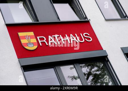 Bad Zwischenahn, Deutschland. August 2024. Die Inschrift „Rathaus“ und das Stadtwappen hängen am Rathaus auf dem Marktplatz. Der Kurort liegt am Zwischenahner Meer im Stadtteil Ammerland. Quelle: Hauke-Christian Dittrich/dpa/Alamy Live News Stockfoto