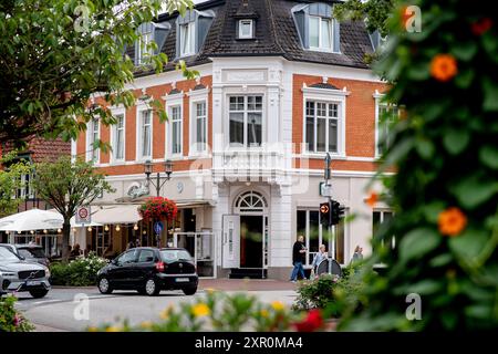 Bad Zwischenahn, Deutschland. August 2024. Ein Wohn- und Geschäftshaus befindet sich im Stadtzentrum. Die Kurstadt Bad Zwischenahn liegt am Zwischenahner Meer im Stadtteil Ammerland. Quelle: Hauke-Christian Dittrich/dpa/Alamy Live News Stockfoto