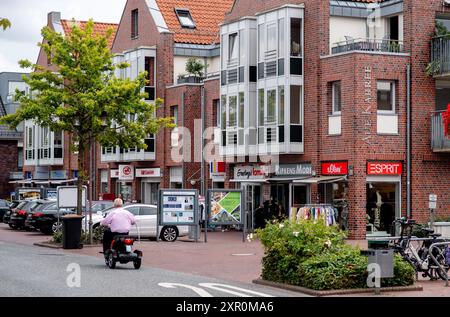 Bad Zwischenahn, Deutschland. August 2024. Das Wohn- und Geschäftshaus Aue Karree befindet sich im Stadtzentrum. Die Kurstadt Bad Zwischenahn liegt am Zwischenahner Meer im Stadtteil Ammerland. Quelle: Hauke-Christian Dittrich/dpa/Alamy Live News Stockfoto