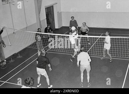 Volley-Ball, Whizgle Dutch News: Historische Bilder für die Zukunft. Erkunden Sie die Vergangenheit der Niederlande mit modernen Perspektiven durch Bilder von niederländischen Agenturen. Verbinden der Ereignisse von gestern mit den Erkenntnissen von morgen. Begeben Sie sich auf eine zeitlose Reise mit Geschichten, die unsere Zukunft prägen. Stockfoto