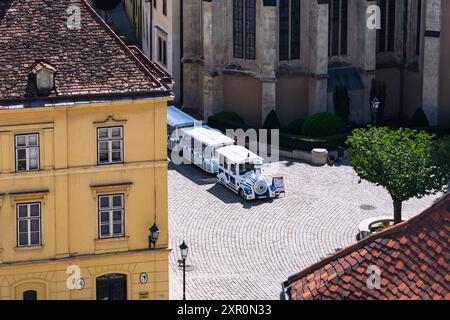 Blick auf den Sightseeing-Zug, der auf dem Hauptplatz von Sopron, Ungarn, wartet Stockfoto