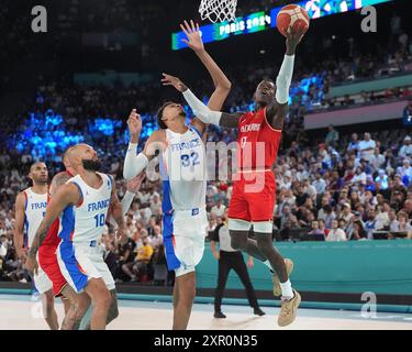 Paris, Frankreich. August 2024. Der Deutsche Dennis Schroder (17) trifft im Basketball-Halbfinale der Männer bei den Olympischen Spielen 2024 in Paris in der Bercy Arena in Paris am Donnerstag, den 8. August 2024 gegen den französischen Stürmer Victor Wembanyama (32). Foto: Richard Ellis/UPI Credit: UPI/Alamy Live News Stockfoto