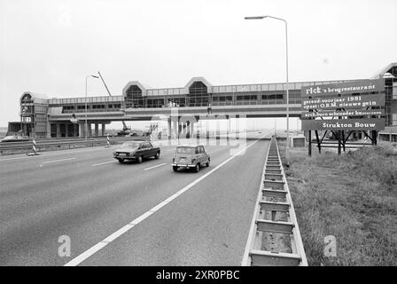 Brückenrestaurant über die Autobahn A4 im Bau (in der Nähe von Schiphol). Es würde unter dem Namen Rick's Restaurant eröffnen. Brücken. Brückenbau. Restaurant., Hoofddorp, Niederlande, 29-09-1980, Whizgle Dutch News: Historical Images Tailored for the Future. Erkunden Sie die Vergangenheit der Niederlande mit modernen Perspektiven durch Bilder von niederländischen Agenturen. Verbinden der Ereignisse von gestern mit den Erkenntnissen von morgen. Begeben Sie sich auf eine zeitlose Reise mit Geschichten, die unsere Zukunft prägen. Stockfoto