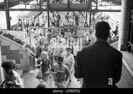 Beschäftigt am Bahnhof Zandvoort, Zandvoort, 15-05-1989, Whizgle Dutch News: Historische Bilder für die Zukunft. Erkunden Sie die Vergangenheit der Niederlande mit modernen Perspektiven durch Bilder von niederländischen Agenturen. Verbinden der Ereignisse von gestern mit den Erkenntnissen von morgen. Begeben Sie sich auf eine zeitlose Reise mit Geschichten, die unsere Zukunft prägen. Stockfoto