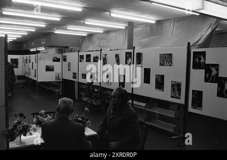 Fotoausstellung Bibliothek Beverwijk., Ausstellungen, 08-11-1971, Whizgle Dutch News: Historische Bilder zugeschnitten auf die Zukunft. Erkunden Sie die Vergangenheit der Niederlande mit modernen Perspektiven durch Bilder von niederländischen Agenturen. Verbinden der Ereignisse von gestern mit den Erkenntnissen von morgen. Begeben Sie sich auf eine zeitlose Reise mit Geschichten, die unsere Zukunft prägen. Stockfoto