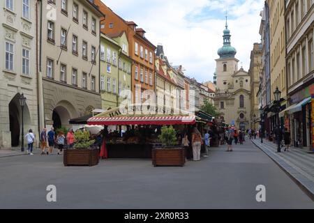 Havelska Straßenmarkt mit St. Gallen Kirche im hinteren Teil, Prag, Tschechische Republik Stockfoto