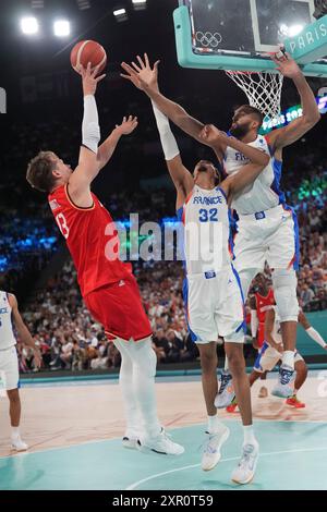 Paris, Frankreich. August 2024. Der deutsche Stürmer Moritz Wagner (L) schießt am Donnerstag, den 8. August 2024, im Basketball-Halbfinale der Männer bei den Olympischen Spielen 2024 in Paris in der Bercy Arena in Paris, Frankreich, gegen den Franzosen Victor Wembanyama (32). Foto: Richard Ellis/UPI Credit: UPI/Alamy Live News Stockfoto