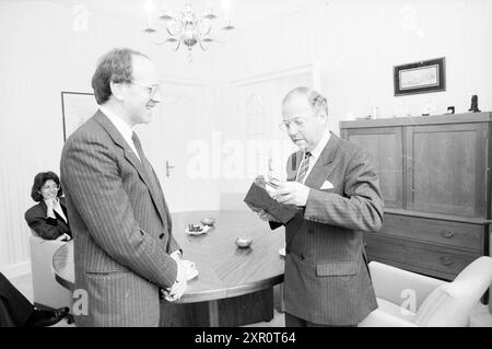 Burg. Zandvoort at Work, Bürgermeister, Zandvoort, Raadhuisplein, 12-04-1989, Whizgle Dutch News: historische Bilder für die Zukunft. Erkunden Sie die Vergangenheit der Niederlande mit modernen Perspektiven durch Bilder von niederländischen Agenturen. Verbinden der Ereignisse von gestern mit den Erkenntnissen von morgen. Begeben Sie sich auf eine zeitlose Reise mit Geschichten, die unsere Zukunft prägen. Stockfoto