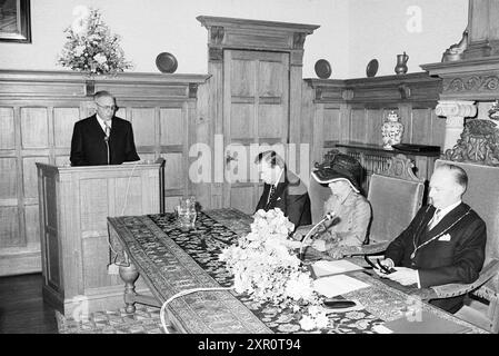 Abschied Bürgermeister Nawijn Juwel. Zandvoort, Bürgermeister, 30-06-1977, Whizgle Dutch News: Historische Bilder zugeschnitten auf die Zukunft. Erkunden Sie die Vergangenheit der Niederlande mit modernen Perspektiven durch Bilder von niederländischen Agenturen. Verbinden der Ereignisse von gestern mit den Erkenntnissen von morgen. Begeben Sie sich auf eine zeitlose Reise mit Geschichten, die unsere Zukunft prägen. Stockfoto