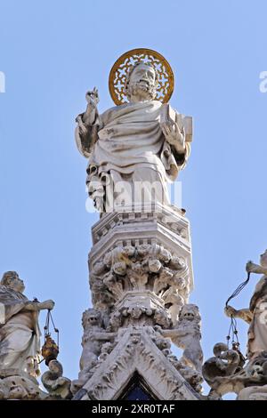 Venedig, Italien - 23. September 2009: Marmor-Markusstatue auf der Spitze der Markuskirche in Venedig. Stockfoto