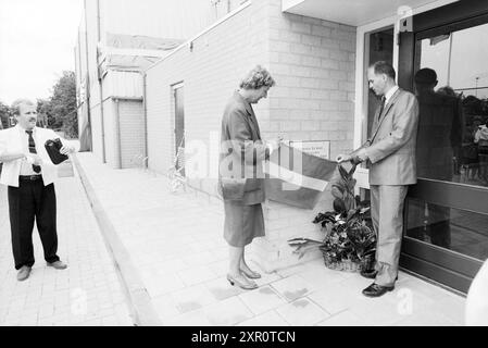 Eröffnung des Sportgeschäfts Bennebroek, Eröffnung, Eröffnung, Eröffnung, Sport- und Sportwoche, Bennebroek, 25-08-1989, Whizgle Dutch News: Historische Bilder zugeschnitten auf die Zukunft. Erkunden Sie die Vergangenheit der Niederlande mit modernen Perspektiven durch Bilder von niederländischen Agenturen. Verbinden der Ereignisse von gestern mit den Erkenntnissen von morgen. Begeben Sie sich auf eine zeitlose Reise mit Geschichten, die unsere Zukunft prägen. Stockfoto