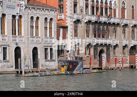 Venedig, Italien - 23. September 2009: Altes stillgelegtes militärisches U-Boot am Kanal im Stadtzentrum. Stockfoto