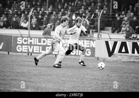 Football HFC Haarlem - FC den Haag, Haarlem, Niederlande, 20-01-1980, Whizgle Dutch News: Historische Bilder für die Zukunft. Erkunden Sie die Vergangenheit der Niederlande mit modernen Perspektiven durch Bilder von niederländischen Agenturen. Verbinden der Ereignisse von gestern mit den Erkenntnissen von morgen. Begeben Sie sich auf eine zeitlose Reise mit Geschichten, die unsere Zukunft prägen. Stockfoto