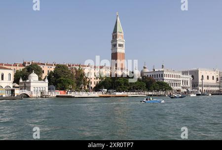 Venedig, Italien - 23. September 2009: Hafenlandschaft Venedig Italien bei sonnigem Herbsttagsausflug. Stockfoto