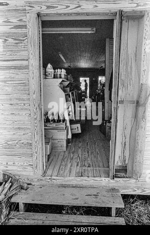 Mazedonien, Arkansas, USA – 23. Juni 2024: Vertikale Aufnahme des Blicks durch den Laden von der Hintertür eines alten Arkansas Country Store in Stockfoto