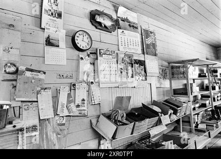 Mazedonien, Arkansas, USA – 23. Juni 2024: Horizontale Aufnahme einer Wand voller Kalender und Waren in einem alten Arkansas Country Store 1975. Stockfoto