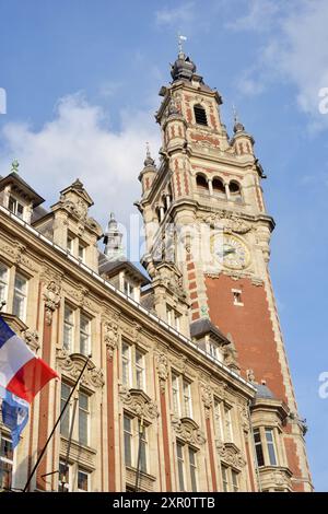 Bellfroi de Lille und Fassaden der Handelskammer, französische Flagge Stockfoto