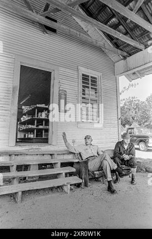 Mazedonien, Arkansas, USA – 23. Juni 2024: Horizontale Aufnahme zweier Herren, die 1975 vor einem alten Laden in Arkansas zu Besuch kamen. Stockfoto