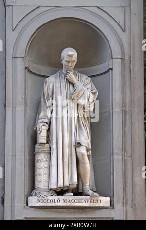 Florenz, Italien - 30. September 2009: Statue des berühmten Niccolo Machiavelli Diplomat Autor Philosoph und Historiker in den Uffizien. Stockfoto