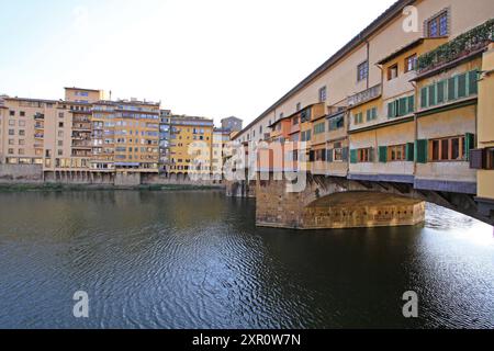 Florenz, Italien - 30. September 2009: Berühmte Brücke Ponte Vecchio über den Fluss Arno schließen Herbstnachmittag. Stockfoto