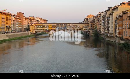 Florenz, Italien - 30. September 2009: Berühmte Ponte Vecchio Brücke Über Den Fluss Arno Ruhiges Wasser Herbstnachmittag. Stockfoto