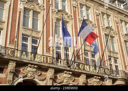 Lille, Frankreich 07-17-2024 Gebäude der Handelskammer mit französischer und europäischer Flagge Stockfoto