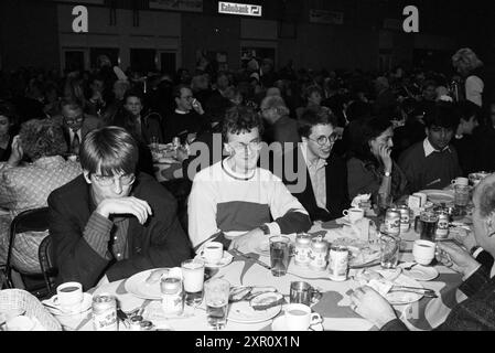 Mahlzeit- und Preisverteilung H.S.T., HST, 28-01-1990, Whizgle Dutch News: Historical Images Tailored for the Future. Erkunden Sie die Vergangenheit der Niederlande mit modernen Perspektiven durch Bilder von niederländischen Agenturen. Verbinden der Ereignisse von gestern mit den Erkenntnissen von morgen. Begeben Sie sich auf eine zeitlose Reise mit Geschichten, die unsere Zukunft prägen. Stockfoto