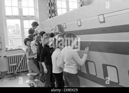 Klassenzimmer, Kinder malen Pappwand, 00-00-1977, Whizgle Dutch News: Historische Bilder für die Zukunft. Erkunden Sie die Vergangenheit der Niederlande mit modernen Perspektiven durch Bilder von niederländischen Agenturen. Verbinden der Ereignisse von gestern mit den Erkenntnissen von morgen. Begeben Sie sich auf eine zeitlose Reise mit Geschichten, die unsere Zukunft prägen. Stockfoto