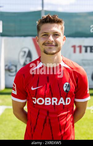 Freiburg, Deutschland. August 2024. Florent Muslija (#23) vom SC Freiburg steht auf dem Trainingsplatz des SC Freiburg. Quelle: Philipp von Ditfurth/dpa/Alamy Live News Stockfoto