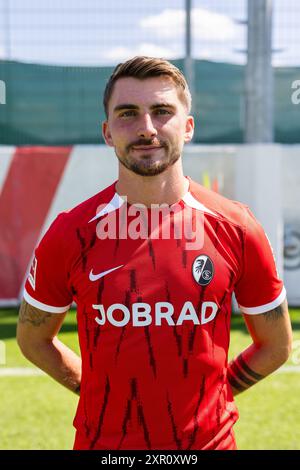 Freiburg, Deutschland. August 2024. Maximilian Philipp (#26) vom SC Freiburg steht auf dem Trainingsplatz des SC Freiburg. Quelle: Philipp von Ditfurth/dpa/Alamy Live News Stockfoto