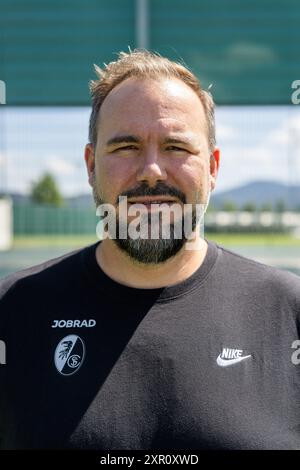 Freiburg, Deutschland. August 2024. Florian Mack, Physiotherapeut SC Freiburg, steht auf dem SC Freiburg Trainingsplatz. Quelle: Philipp von Ditfurth/dpa/Alamy Live News Stockfoto