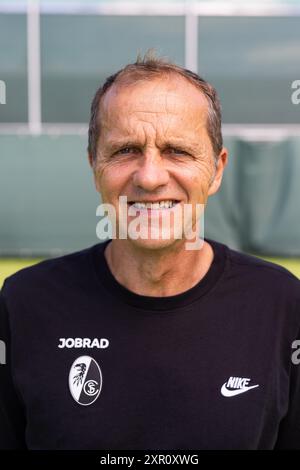 Freiburg, Deutschland. August 2024. Uwe Vetter, Physiotherapeut des SC Freiburg, steht auf dem Trainingsplatz des SC Freiburg. Quelle: Philipp von Ditfurth/dpa/Alamy Live News Stockfoto