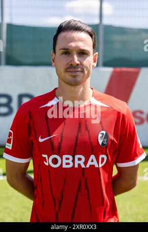 Freiburg, Deutschland. August 2024. Nicolas Höfler (#27) vom SC Freiburg steht auf dem Trainingsplatz des SC Freiburg. Quelle: Philipp von Ditfurth/dpa/Alamy Live News Stockfoto