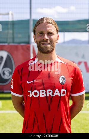 Freiburg, Deutschland. August 2024. Lucas Höler (#9) steht auf dem Trainingsplatz des SC Freiburg. Quelle: Philipp von Ditfurth/dpa/Alamy Live News Stockfoto