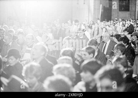 Bischof Bomers und Weihbischof Lescrauwaert, RK Bavo, Haarlem, Weihe, römisch-katholische Kirche, Haarlem, Niederlande, 14-01-1984, Whizgle Dutch News: Historical Images Tailored for the Future. Erkunden Sie die Vergangenheit der Niederlande mit modernen Perspektiven durch Bilder von niederländischen Agenturen. Verbinden der Ereignisse von gestern mit den Erkenntnissen von morgen. Begeben Sie sich auf eine zeitlose Reise mit Geschichten, die unsere Zukunft prägen. Stockfoto