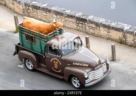 Vintage 1950er Jahre brauner chevy 3100 chevrolet Pickup Truck in frankreich mit Glasfaser-Kuh hinten au moulin de Chateau Restaurant La Rochefoucauld Stockfoto