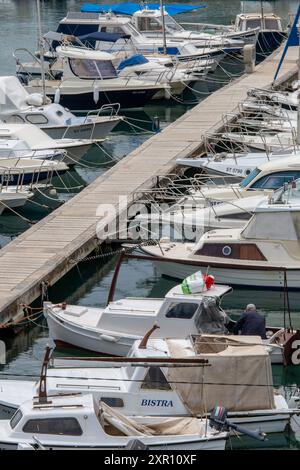 Geschäftige Marina in der mediterranen Stadt trogir in der Nähe von Split in kroatien Stockfoto