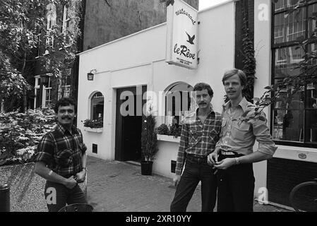 Restaurant Le Rève + Besitzer A'Dam, Restaurant, 23-06-1977, Whizgle Dutch News: Historische Bilder für die Zukunft. Erkunden Sie die Vergangenheit der Niederlande mit modernen Perspektiven durch Bilder von niederländischen Agenturen. Verbinden der Ereignisse von gestern mit den Erkenntnissen von morgen. Begeben Sie sich auf eine zeitlose Reise mit Geschichten, die unsere Zukunft prägen. Stockfoto