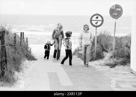 Zandvoort war mit kaltem Wetter beschäftigt, beschäftigt, Zandvoort, Zandvoort, 21-07-1979, Whizgle Dutch News: historische Bilder für die Zukunft. Erkunden Sie die Vergangenheit der Niederlande mit modernen Perspektiven durch Bilder von niederländischen Agenturen. Verbinden der Ereignisse von gestern mit den Erkenntnissen von morgen. Begeben Sie sich auf eine zeitlose Reise mit Geschichten, die unsere Zukunft prägen. Stockfoto